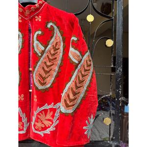 Veste bomber courte en velours écologique brodée à la main avec motif floral rouge, col mandarin, manches longues, hiver, femme - Product Image 3