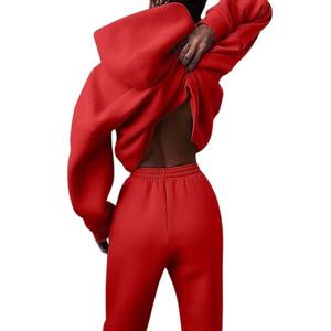 Elegante chándal acampanado con una silueta moderna, material ligero y tecnología que absorbe la humedad para actividades deportivas. - Product Image 4