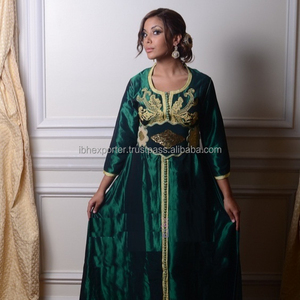 Hermosa mujer musulmana verde oscuro Kaftan con bordado y cinturón - Product Image 1