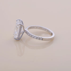 Bague de fiançailles en diamant de laboratoire taille radiant 3,03 carats, or blanc, rose et jaune 14K plaqué rhodium, avec halo caché et pavé de luxe - Product Image 4