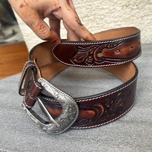 เข็มขัดหนังแท้สไตล์ตะวันตกแบบเต็มรูปแบบเข็มขัดเข็มขัดสลักลายนูนพร้อมหัวเข็มขัดคาวบอยแบบแฮนด์เมด - Product Image 4