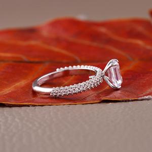 Bague de fiançailles solitaire classique en or blanc avec diamant taille émeraude et pavé pour femme - Product Image 3