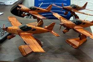 Modelo de Avión de Madera Maciza Duradera, Helicóptero Civil de Madera Personalizado a Escala para Decoración y Recuerdo de Vietnam - Product Image 3