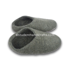 Pantoufles en feutre de laine, chauffe-mains et chauffe-pieds - Product Image 3