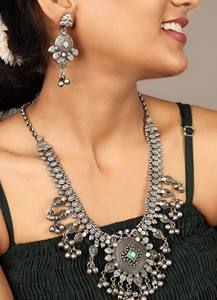 Ensemble collier et boucles d'oreilles vintage oxydé avec pierre verte - Product Image 2