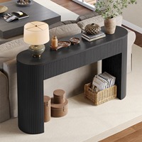 Geripptes Design Konvertierbarer Moderner Sofatisch mit Spiegelfinish Gebogene Seiten Mattschwarzes Eisen Wohnzimmer Eingangsbereich Villa Hotel Nutzung