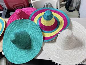 Sombreros Mexicanos de Paja a Rayas Verdes y Rojas de Color Natural para Deportes, Ocio, Viajes, Fiestas, Eventos, Despedidas de Soltero, Discotecas, Decoración, Regalo - Product Image 1