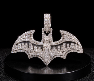 Colgante de Moissanita con Diseño de Paisaje Urbano de Batman, Cierre de Garra Ovalado, Joyería con Apariencia de Diamante para Hombre - Product Image 1