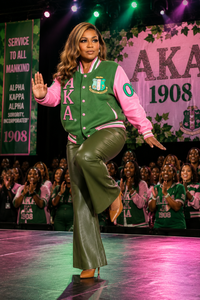 Chaqueta Varsity Corta de Cuero Personalizada con Bolsillos con Ribete y Bordados de Toalla, Estilo Letterman, Ajuste Regular, Modelo AKA!908, Venta al por Mayor - Product Image 3