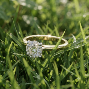 แหวนหมั้นเพชรโมอิสซาไนต์ทรงโซลิแทร์แบบสั่งทำพิเศษสองสีทอง 14K หรูหรา น่ารัก ประดับเพชรแบบหนามเตย สำหรับผู้หญิง ของขวัญวันครบรอบแต่งงาน งานเลี้ยง - Product Image 5