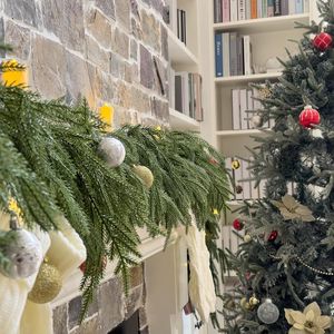 2 Ghirlande di Pino Norfolk Realistiche da 1,8 m, Effetto Tocco Naturale, Ghirlanda Invernale Natalizia, Decorazioni Natalizie per Interni ed Esterni, Artificiale - Product Image 2