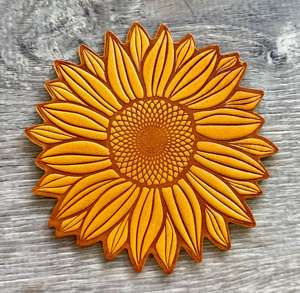 Posavasos de madera con forma de girasol, perfecto para la presentación decorativa de mesas, espacios de comedor y rincones de café, estilo indio. - Product Image 1