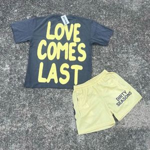 ชุดเซ็ตเสื้อยืดและกางเกงขาสั้นผู้ชายทรงหลวมสีพื้น ดีไซน์เรียบง่าย พร้อมซับในด้านหน้า ลดราคาสุดร้อนแรงช่วงซัมเมอร์ รับสั่งทำได้ - Product Image 1