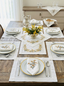 Serviettes de table en lin brodées de fleurs de mimosa, serviettes de table en tissu à ourlet festonné, décoration pour la maison, les mariages et les événements - Product Image 2