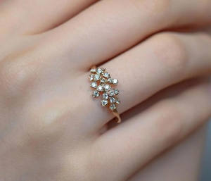 Anillo de Aniversario para Mujer con Moissanita Redonda de 1.40 MM, Plata de Ley 925 con Baño de Rodio, Engaste de Bisel, Diseño Minimalista en Racimo, Anillo Único - Product Image 2