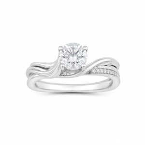Anillo de compromiso de oro blanco para mujer con diamante redondo de talla brillante, engaste de puntas, estilo clásico y banda pavé - Product Image 1