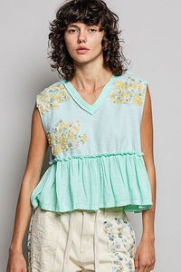 Haut sans manches à volants avec patch floral POL et détails à bords bruts - Product Image 2