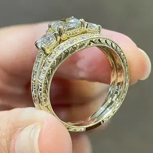 Ensemble de mariage en moissanite à taille ronde 3,66 TCW, bague de fiançailles plaquée or jaune 14 carats - Product Image 4