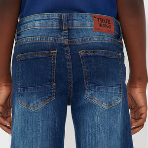 Pantalones cortos de mezclilla clásicos para niños, de color sólido, con bolsillos y logotipo, de corte recto y costuras impecables, hechos con material de alta calidad. - Product Image 3