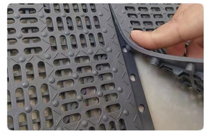 Tapis de sol en plastique souple antidérapant à emboîtement pour salle de bain et douche - Product Image 3