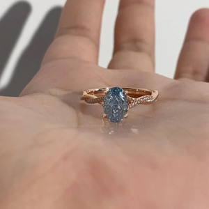 Anillo de Compromiso de Moissanita Azul Corte Ovalado, Plata de Ley 925 con Engaste Pavé, Estilo Romántico para Mujer, Regalo para Mujer - Product Image 5