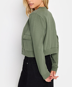 Chaqueta bomber de lana acolchada verde oliva para mujer, estilo universitario, con bolsillos con parches. - Product Image 2