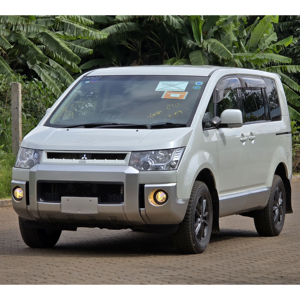 Fourgonnette diesel 4x4, design robuste, pour Mitsubishi Delica d'occasion, idéale pour les conditions routières difficiles - Product Image 4