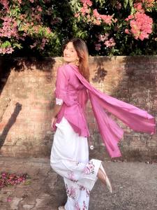 Ensemble 2 pièces décontracté d'été pour femme enceinte à imprimé floral rose : haut pull col en V et pantalon ample à jambes larges, tenue de plage courte - Product Image 4