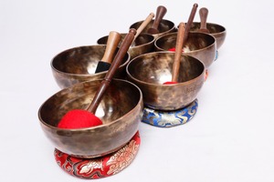 Cuenco Tibetano Artesanal de Latón Antiguo Pulido de Excelente Calidad con Baño de Oro para Meditación y Yoga - Product Image 6