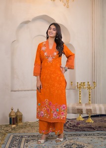 Ensemble de costume en coton orange de qualité supérieure avec imprimé numérique, bordure florale brodée sur le col, kurta, pantalon et dupatta pour femmes - Product Image 2