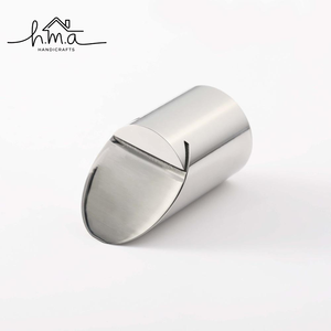 Porta Tarjetas de Visita Cilíndrico de Metal Plateado, Soporte Curvo para Tarjetas de Escritorio, Exhibidor de Tarjetas Moderno y Minimalista para Mesa de Oficina - Product Image 1