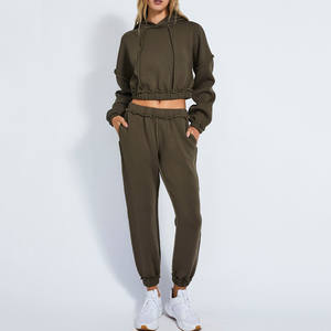 Conjunto Deportivo Casual para Mujer, Sudadera Corta con Capucha Color Verde Oliva, Manga Larga, Color Sólido, Cintura Elástica y Bolsillos Laterales - Product Image 1