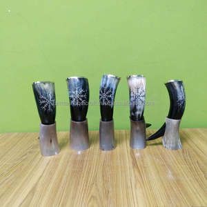 Corne à boire viking de qualité supérieure avec support, en corne de bœuf et de vache naturelle polie, pour bière et autres boissons, au prix de gros - Product Image 2