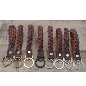 Llavero de Cuero Genuino Trenzado de Grano Completo con Mosquetón, Forma de Bola e Impresión Tipográfica, Estilo Vintage - Product Image 1