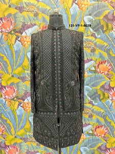 Sherwani de Seda Negra de Diseñador para Hombre, Largo hasta la Rodilla, Traje Tradicional para Boda, con Bordado Intrincado y Lentejuelas - Product Image 2