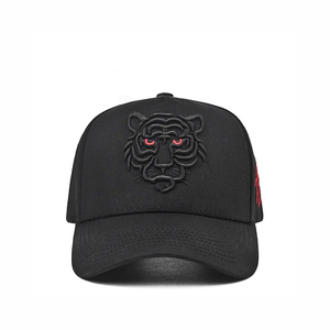 Gorra de Béisbol Negra de 6 Paneles con Logotipo Rojo, Cierre Ajustable con Velcro, Estilo Urbano para Hombre, Tela de Malla con Decoración Desgarrada - Product Image 1
