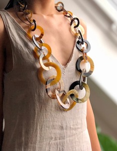 Collar de Cuerno de Búfalo Moderno y Ecológico Hecho a Mano, Fabricación India, Cadenas con Incrustaciones de Perlas, Diseño Único, Regalo de Boda - Product Image 2