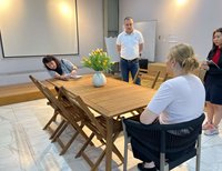 Chaise Adirondack ergonomique conçue pour offrir un confort supérieur et une protection contre les intempéries, optimisée pour les restaurants et les parcs