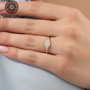 Anillo de compromiso clásico de plata chapada en oro de 22k con moissanita de corte cojín y engaste de garras para mujer Charm Jewels - Product Image 2