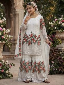 Ensemble sharara de luxe en soie brodée Fendy avec dupatta de créateur pour femmes - Product Image 2