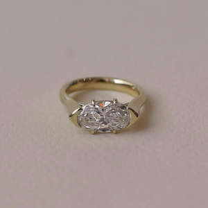 Anillo de Compromiso Solitario con Diamante Cultivado en Laboratorio de Corte Ovalado en Oro Amarillo, Anillo de Propuesta Elegante y Minimalista para Mujer, Joyería Fina - Product Image 1