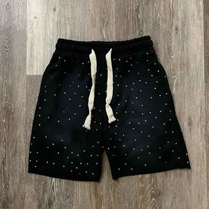 กางเกงขาสั้นลำลองผู้ชายพิมพ์ลายจุดสีดำพร้อมเชือกผูกเอวผ้าถักสไตล์เอวกลาง - Product Image 1