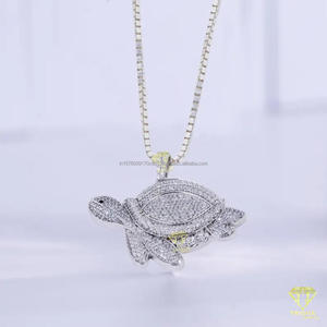 Pendentif tortue de mer exclusif avec pierres de diamant Moissanite de qualité supérieure et look tendance - Product Image 3