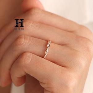 Anillo de Eternidad de Moissanita con Diseño de Enredadera Trenzada Delicada, Oro Rosa de 14K, Anillo de Boda Minimalista Apilable, Anillo de Promesa con Diamante Cultivado en Laboratorio - Product Image 3