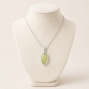 Collier pendentif ovale en prehnite vert pâle avec sertissage en argent sterling 925 et inclusions naturelles - Product Image 3