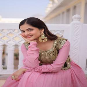 VASTRA COTTAGE Mal Chanderi Vestido de Manga Larga con Cuello Redondo de Diseño y Conjunto Étnico Koti Bordado con Cuentas y Lentejuelas de Terciopelo Helado - Product Image 4