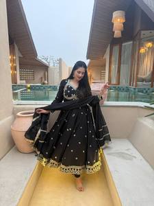 Ensemble Anarkali en soie brodée noire avec dupatta, tenue traditionnelle ethnique pour femmes, longueur au sol, coupe ample, Inde, Pakistan - Product Image 2