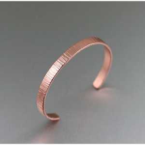 Bracelet manchette minimaliste en cuivre, forme ronde, surface texturée, bijoux - Product Image 5