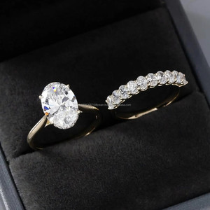 Elegante juego de anillos de compromiso chapados en oro de 14 quilates con diamante central ovalado y banda de diamantes a juego, regalo de joyería de boda clásico - Product Image 1