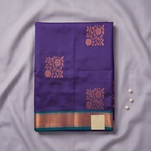 Sari en soie satinée violette avec motifs floraux et bordure verte - Product Image 1